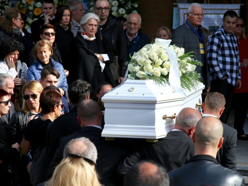 Morte del piccolo Leonardo. Funerale chiuso da un messaggio della famiglia: &quot;Non deve più succedere una cosa del genere a scuola&quot;