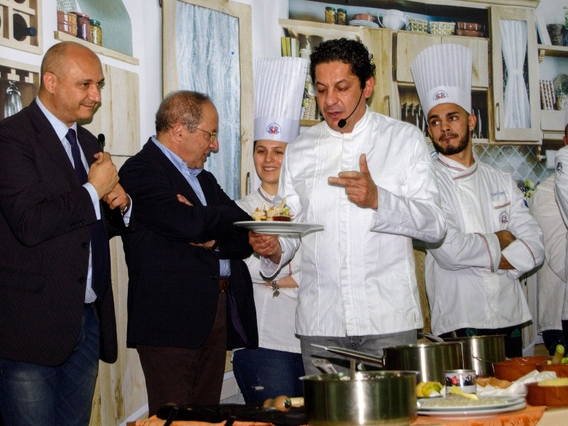 Lo chef internazionale Francesco Mazzei inaugura il Laboratorio di Cucina dell’Alberghiero di San Marco Argentano