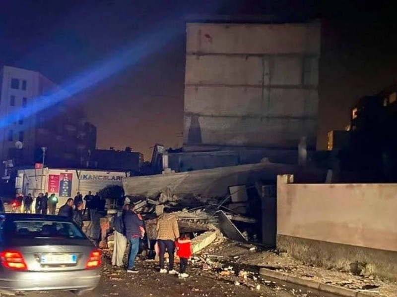 Terremoto in Albania di magnitudo 6.5: almeno 6 morti e 300 feriti. Epicentro vicino Durazzo, scossa sentita in Puglia e Basilicata