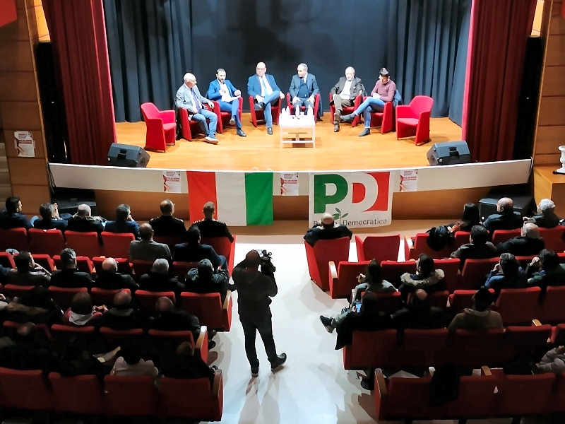 Incontro ad Aiello Calabro con il sottosegretario alla Difesa Giulio Calvisi