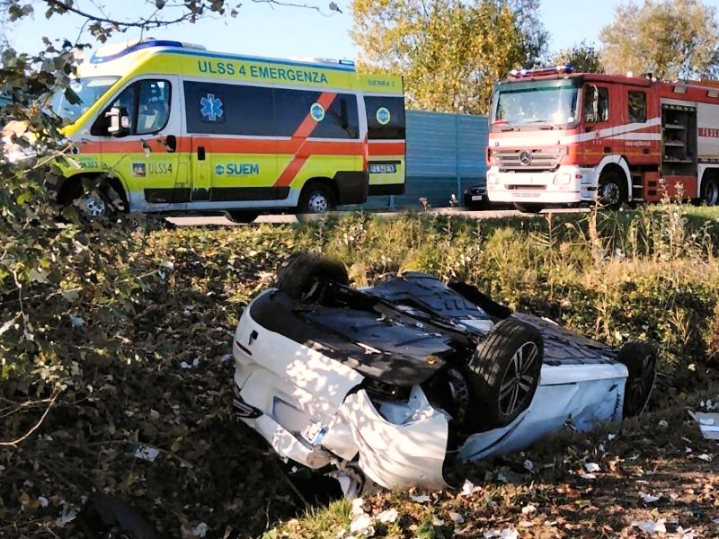 Schianto in auto dopo serata in discoteca: lei muore, lui in coma