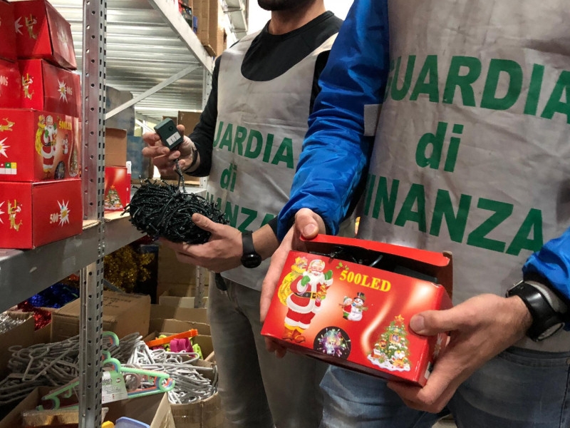 Sequestrati a Cosenza 300 mila articoli natalizi ritenuti pericolosi