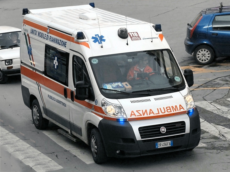 Auto travolge ciclisti, pollici alzati e sorrisi in foto. Investitori incuranti dei soccorsi