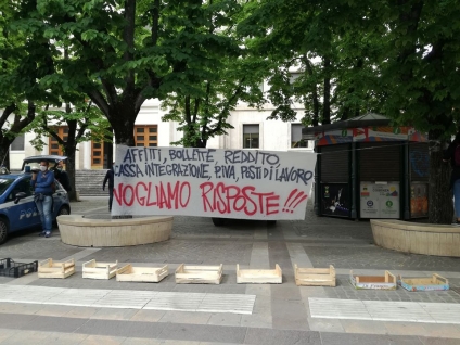 Cosenza, manifestazione con momenti di tensione a piazza XI settembre per mancate risposte sulla crisi da Covid -19