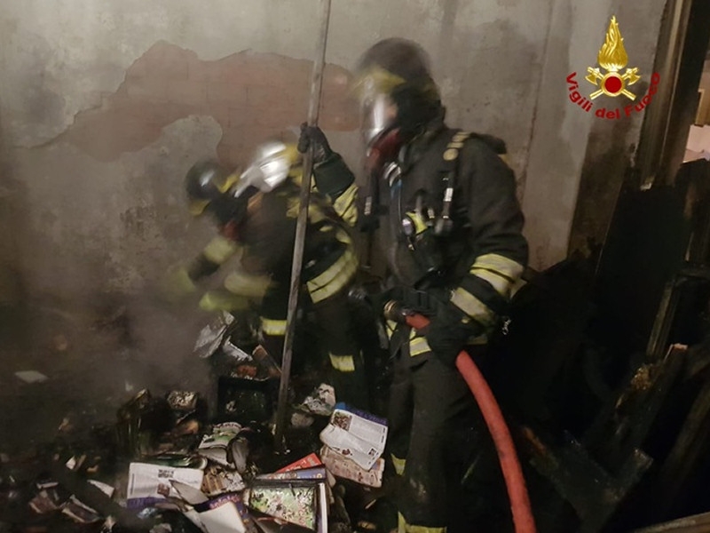 Quattro Vigili del fuoco e sei poliziotti sono rimasti feriti nell&#039;esplosione verificatasi in un negozio per una bombola di gas