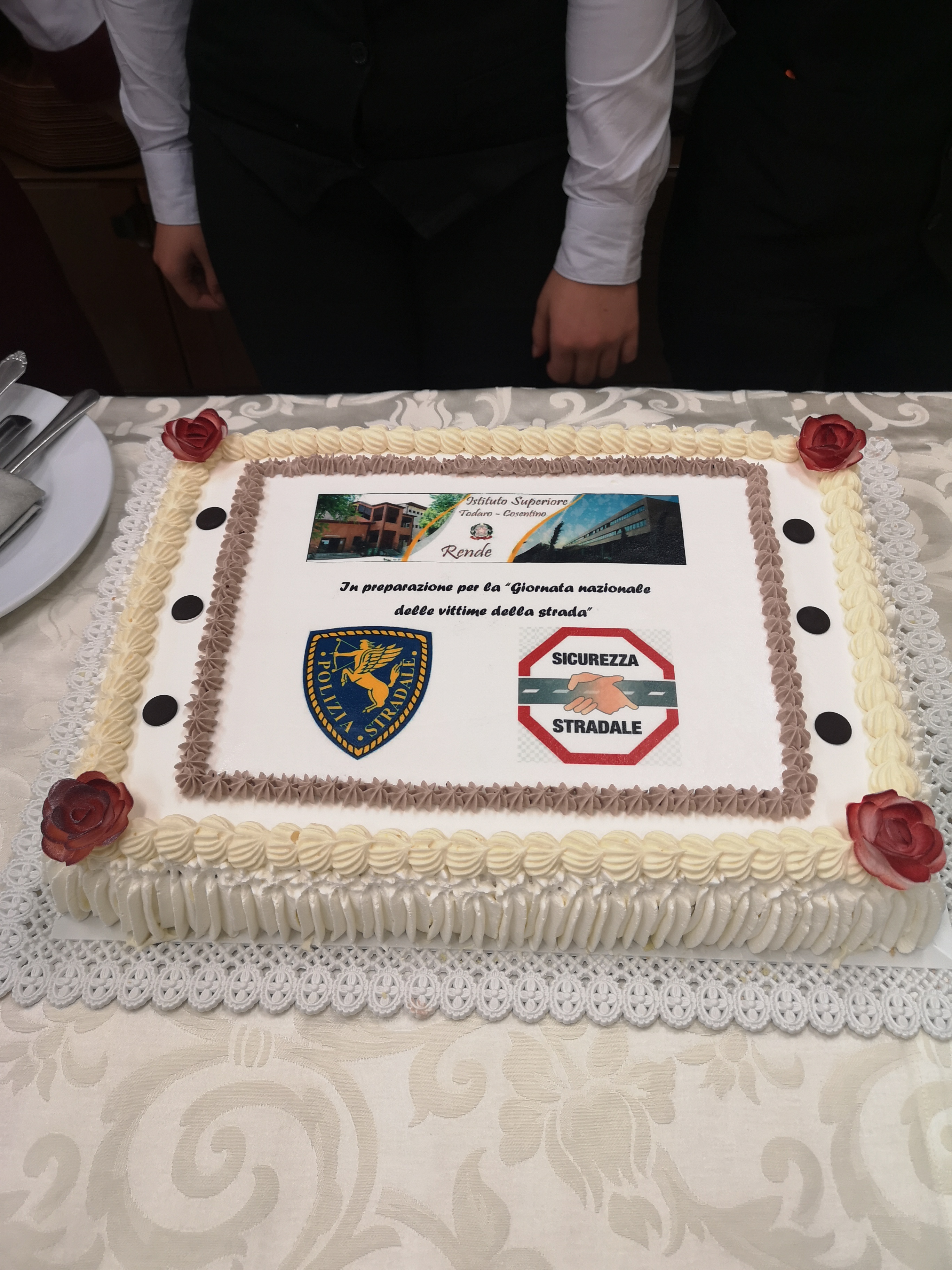 Torta con logo della Polizia Stradale, creazione dei docenti e degli studenti dellìIPAA "F. Todaro" di Rende