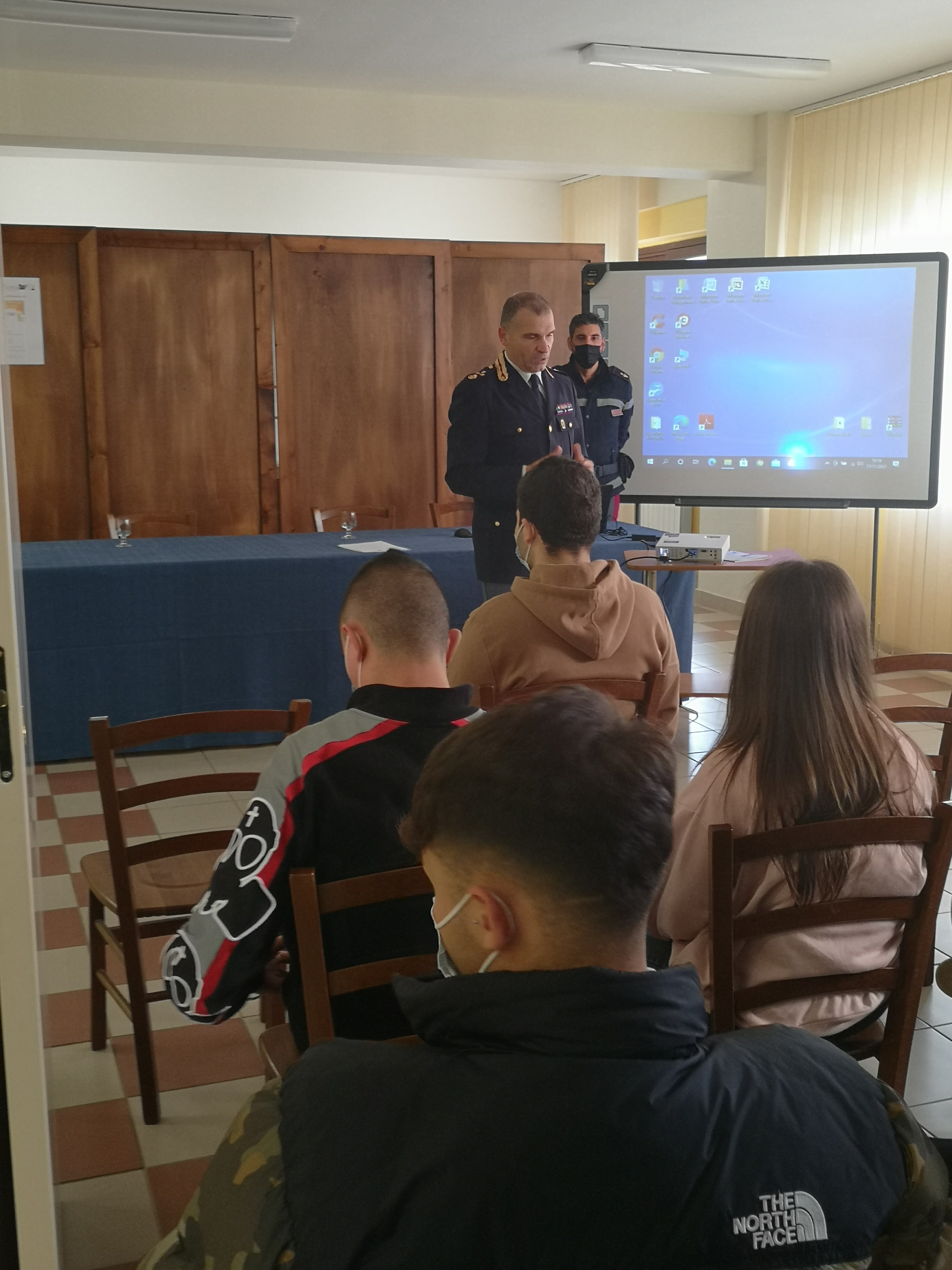 Il Dott. Pasquale Ciocca, dirignte Polizia stradale, con gli studenti dell'IPAA "F. Todaro" di Rende